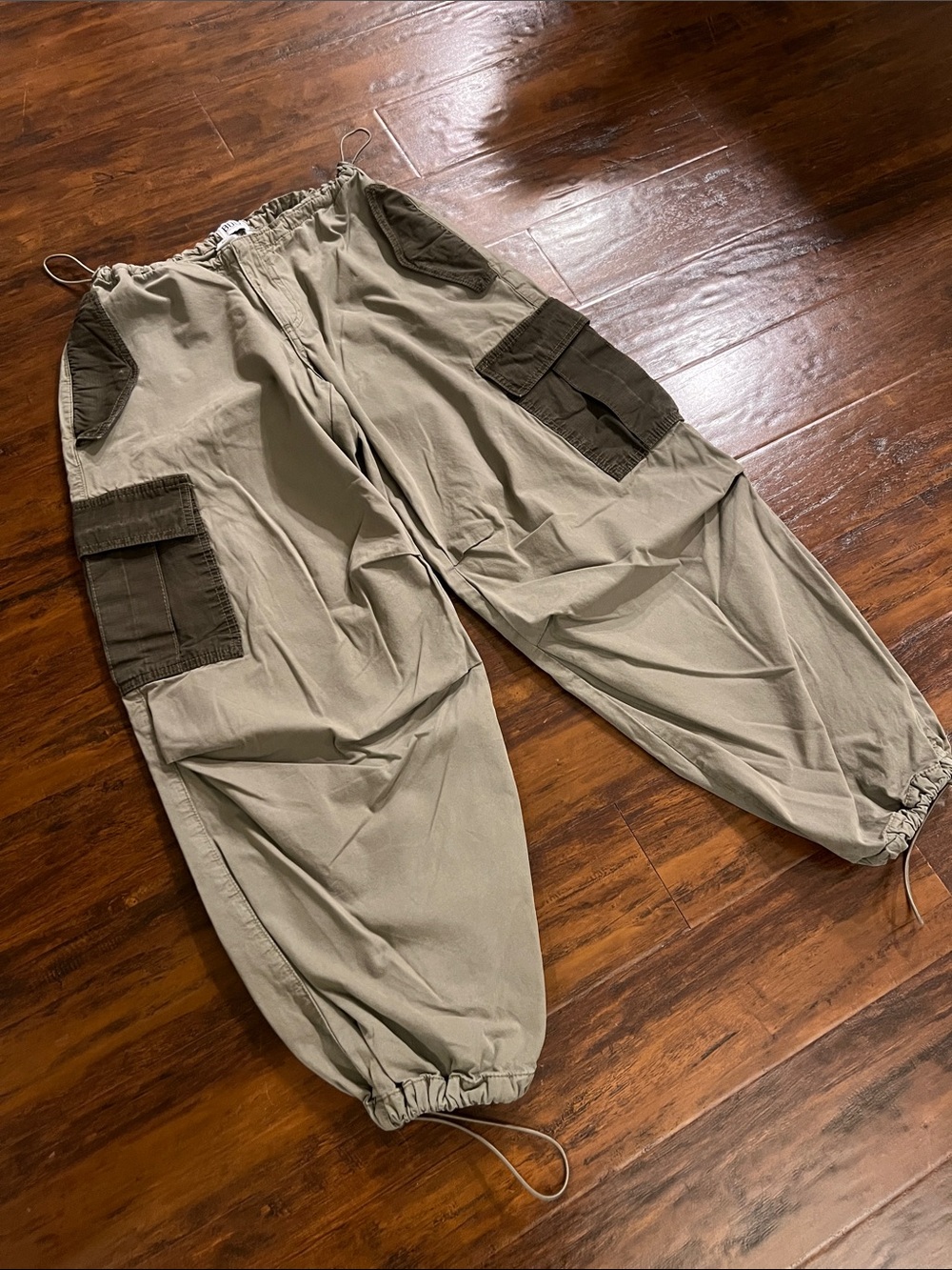 Urban Outfitters BDG Low Rise Olive Cargo Pants with Elastic Ankles Size XS - Picture 3 of 10